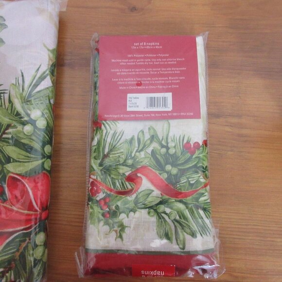 Holiday at Home Oval Cloth Tablecloth + 8 Matching Napkins Holly Traditions NWT - Picture 6 of 7